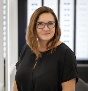 A képen a cikk írója látható, Sipos Anita – optometrista-kontaktológus